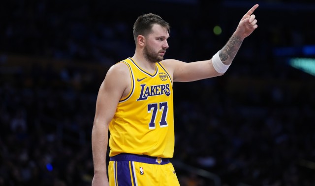 云开体育-全明星球迷投票结果：东契奇票王 字母哥东部第1 詹姆斯西部第8