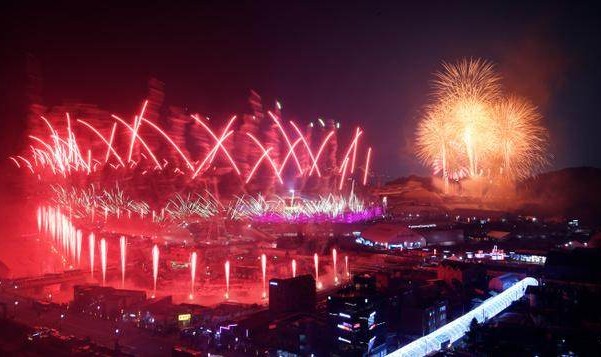 周末的东京国立球场:50994人围观1500发烟花齐射