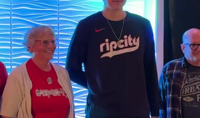 kaiyun-融入球队文化！杨瀚森化身背景板 满脸微笑与球迷合影留念